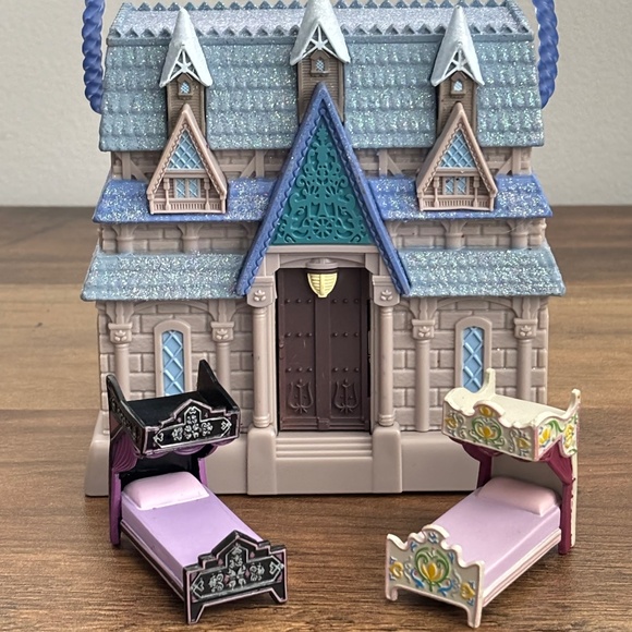 DISNEY Store Animators' Collection Littles Frozen ARENDELLE CASTLE Playset Beds - Picture 1 of 9
